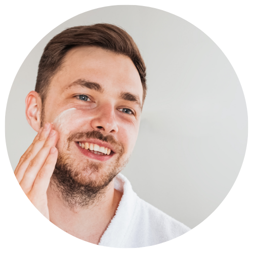 Creme ist schnelleinziehend. Mann cremt sich das Gesicht ein