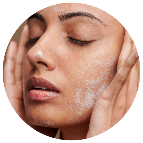 Anwendung der Beletnea Creme. Auf die gereinigte Haut auftragen